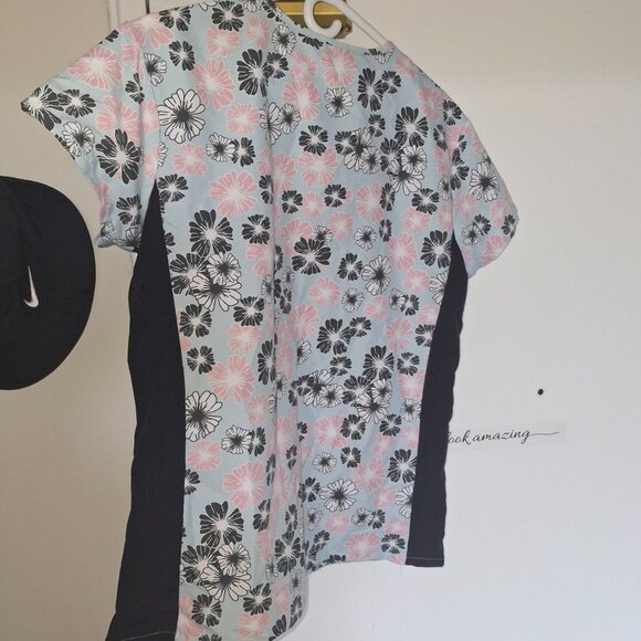 Cassandra O Scrub Top with Flower Design. Size M - Picture 2 of 6
